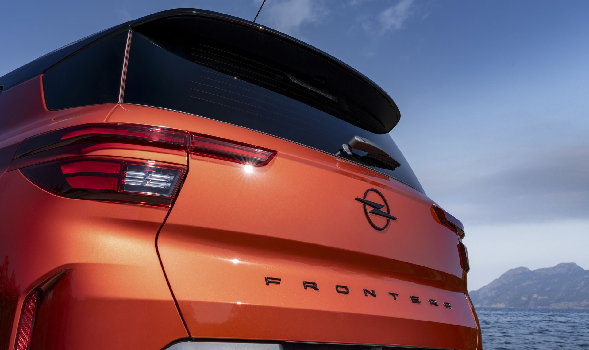 Vista trasera del Opel Frontera 2025, destacando su diseño moderno y algunas características familiares.