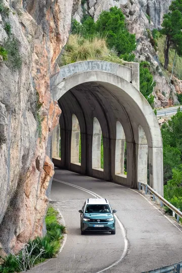 El Opel Frontera 2025 destaca en este entorno, combinando espacio y estilo para familias.