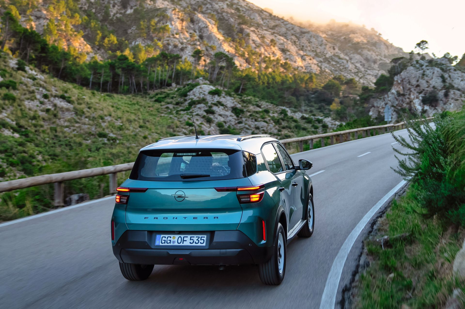 El nuevo Opel Frontera combina diseño moderno y espacio versátil, ideal para familias.