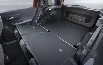 Espacio del maletero configurable del Opel Frontera, ideal para familias.