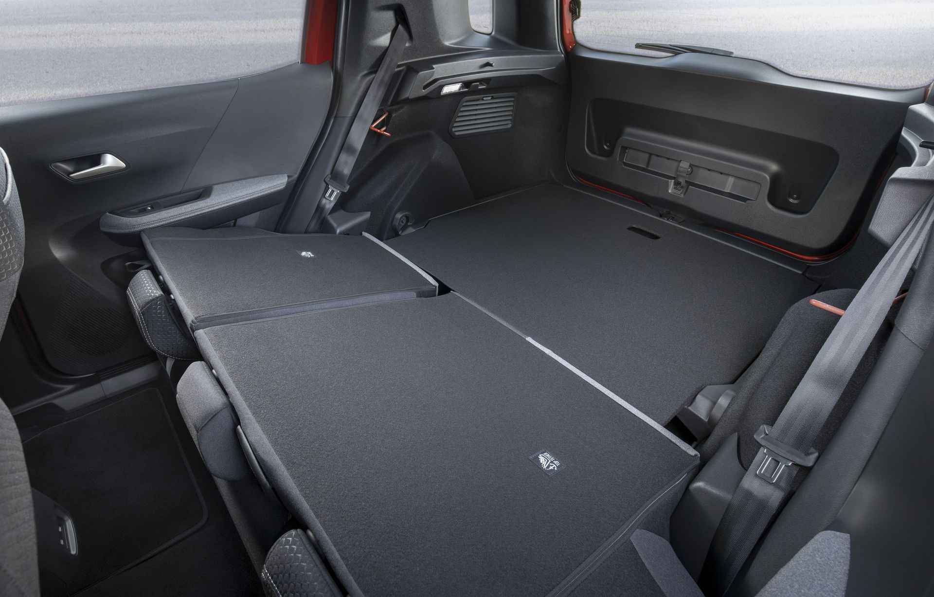 Espacio del maletero configurable del Opel Frontera, ideal para familias.