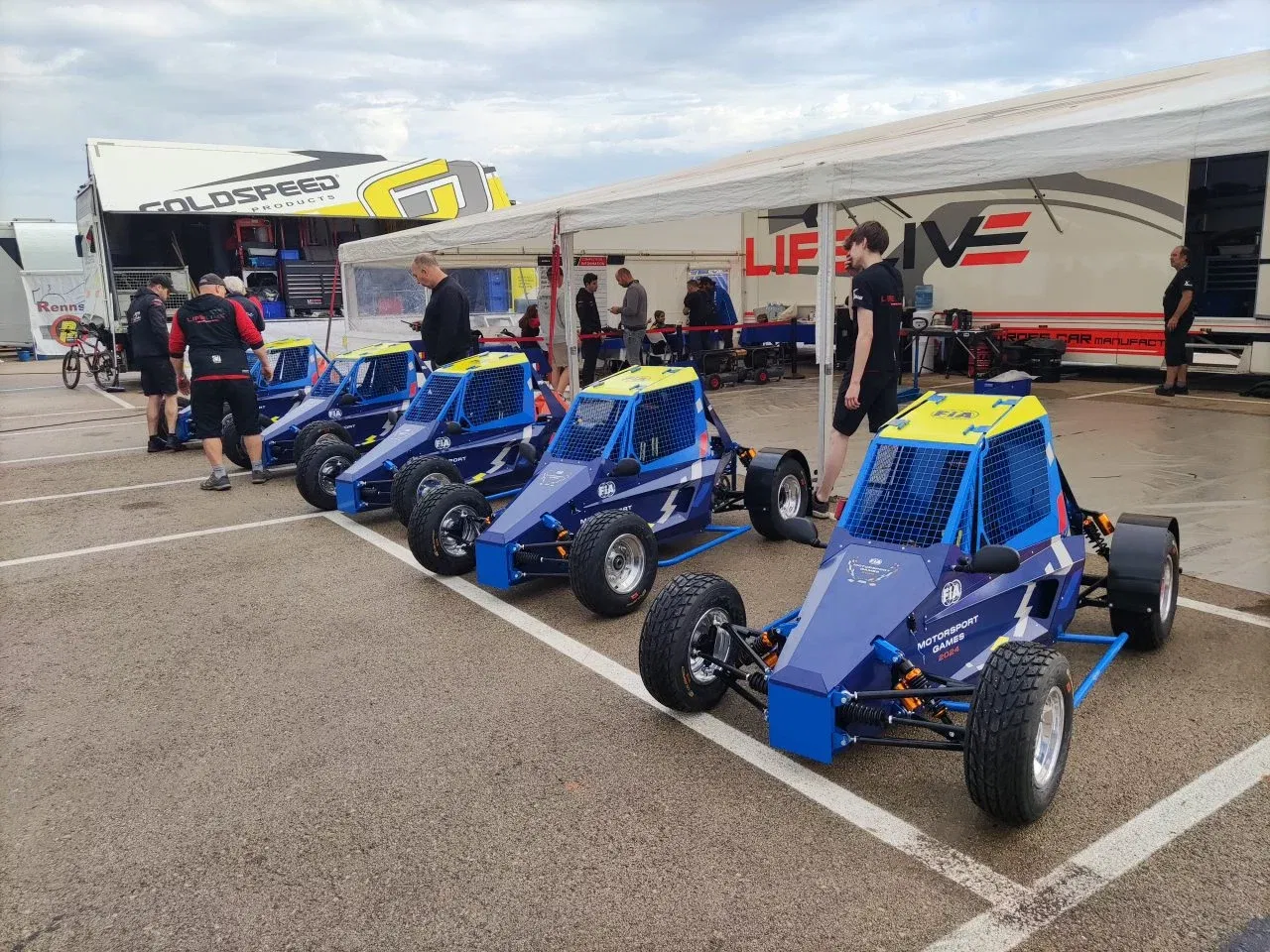 <h3>Quisiera participar en carreras de buggys como lo hizo mi padre</h3><br /> 2 Paddock Cross Car Mini FIA Motorsport Games