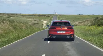 El Peugeot 308 SW 2024 destaca por su diseño elegante y versatilidad en carretera.