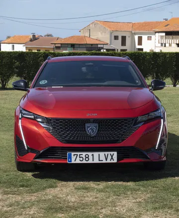 Vista frontal del Peugeot 308 SW 2024, destaca su diseño moderno y agresivo.