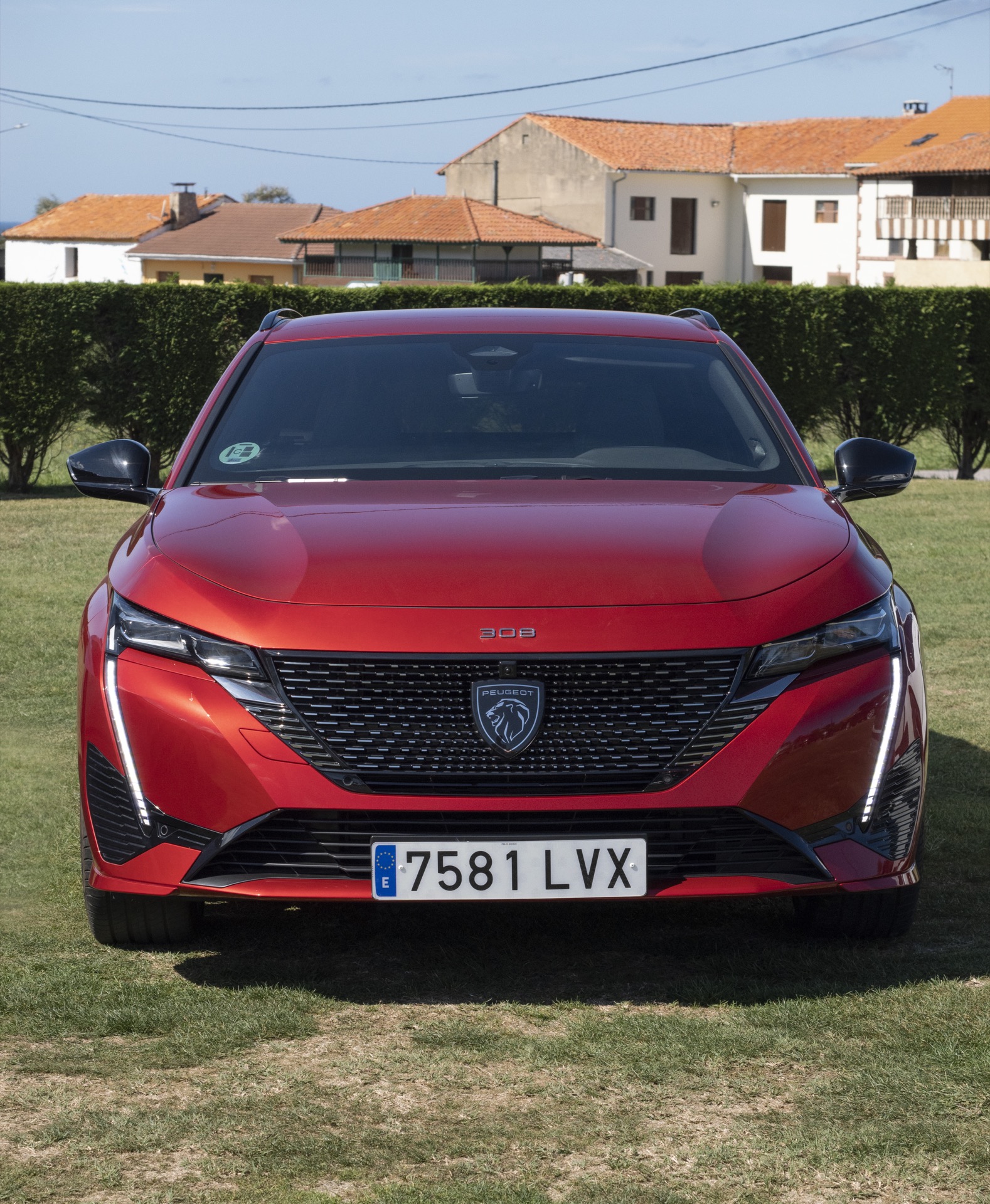 Vista frontal del Peugeot 308 SW 2024, destaca su diseño moderno y agresivo.