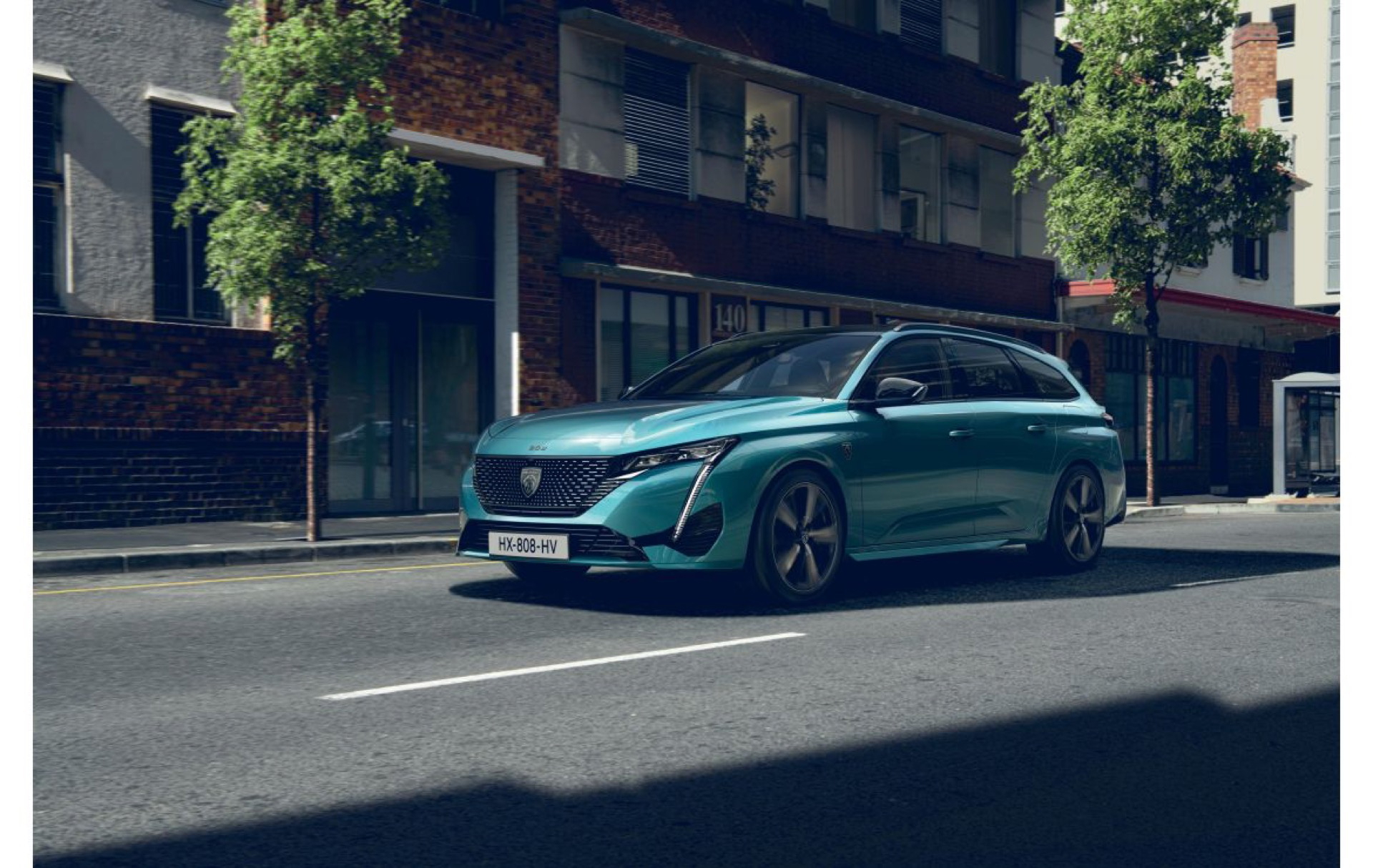 Peugeot 308 SW 2024 destaca por su diseño moderno y aerodinámico.