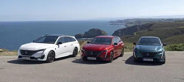 Peugeot 308 SW 2024 presentado en un paisaje costero. Diseño moderno y elegante.