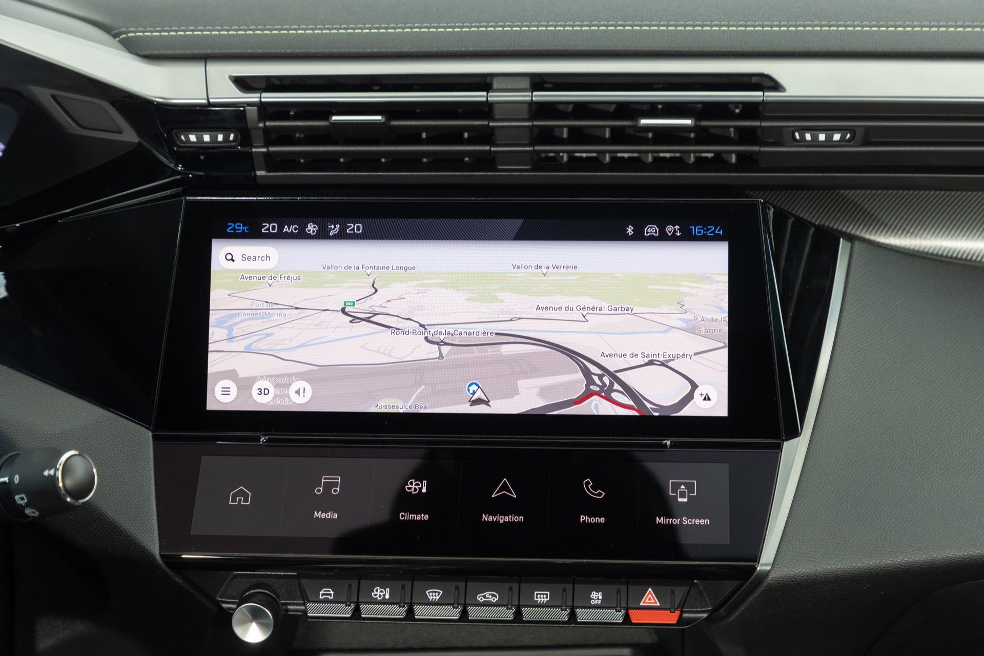 Pantalla de navegación y controles modernos del Peugeot 308 SW 2024.