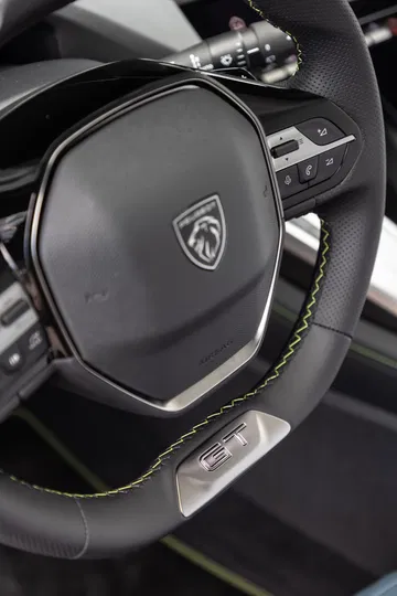 Volante moderno y ergonómico del Peugeot 308 SW 2024.