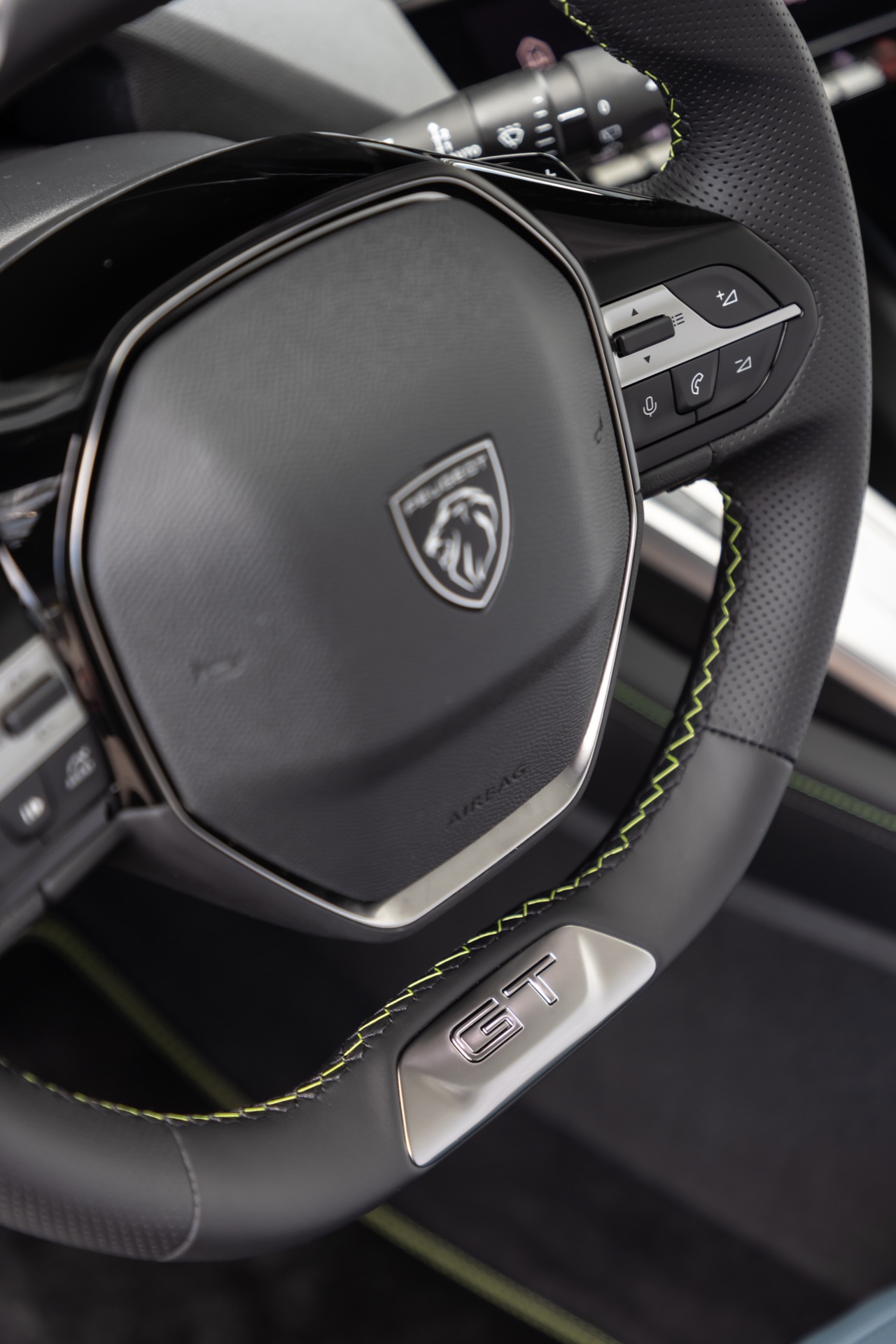Volante moderno y ergonómico del Peugeot 308 SW 2024.