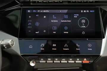Pantalla central del Peugeot 308 SW 2024 con múltiples funciones y diseño moderno.