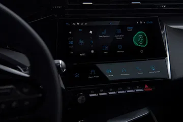 Interior del Peugeot 308 SW 2024, muestra su tecnología avanzada y diseño moderno.