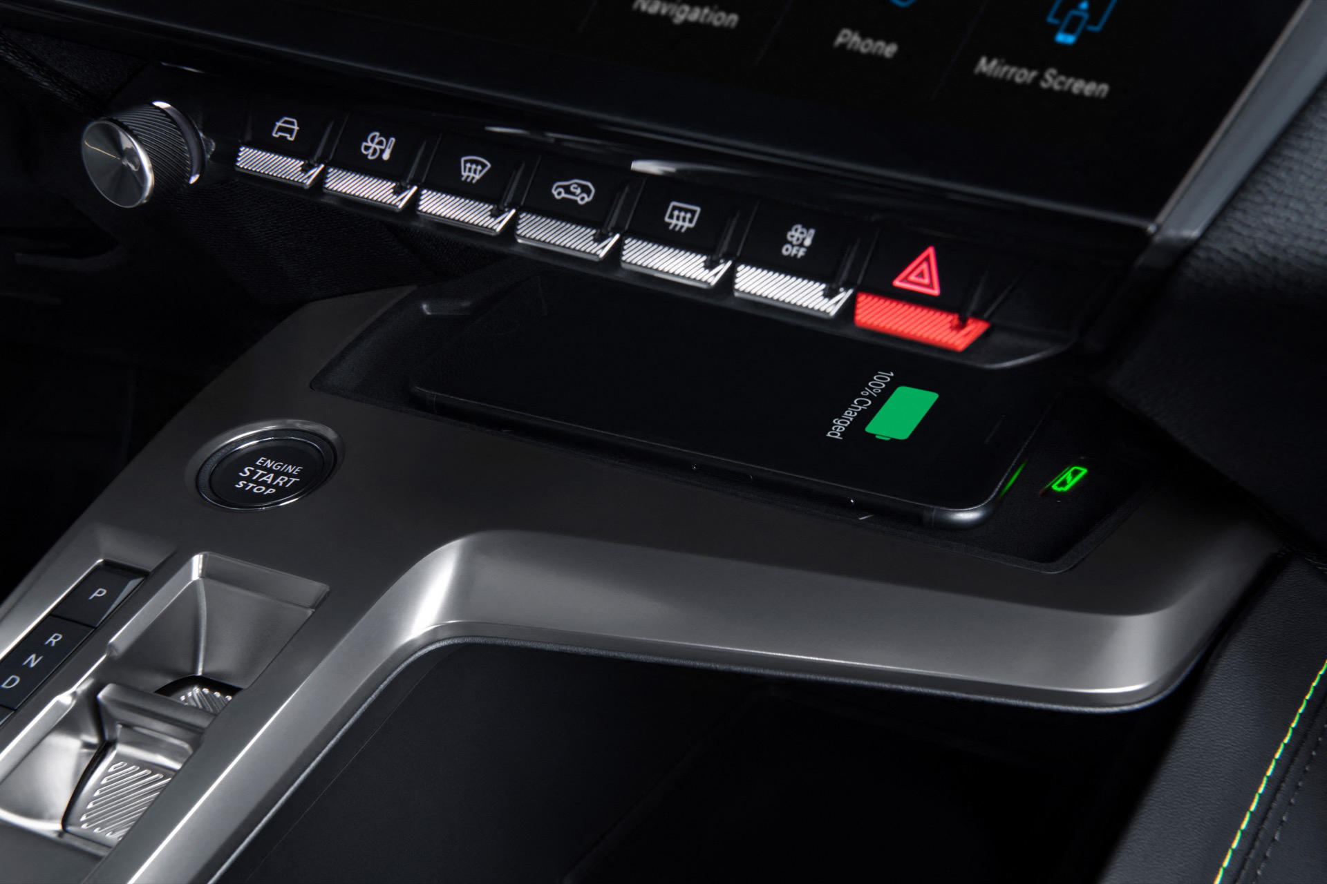 Detalle del panel de control del Peugeot 308 SW 2024, mostrando su diseño moderno y funcional.