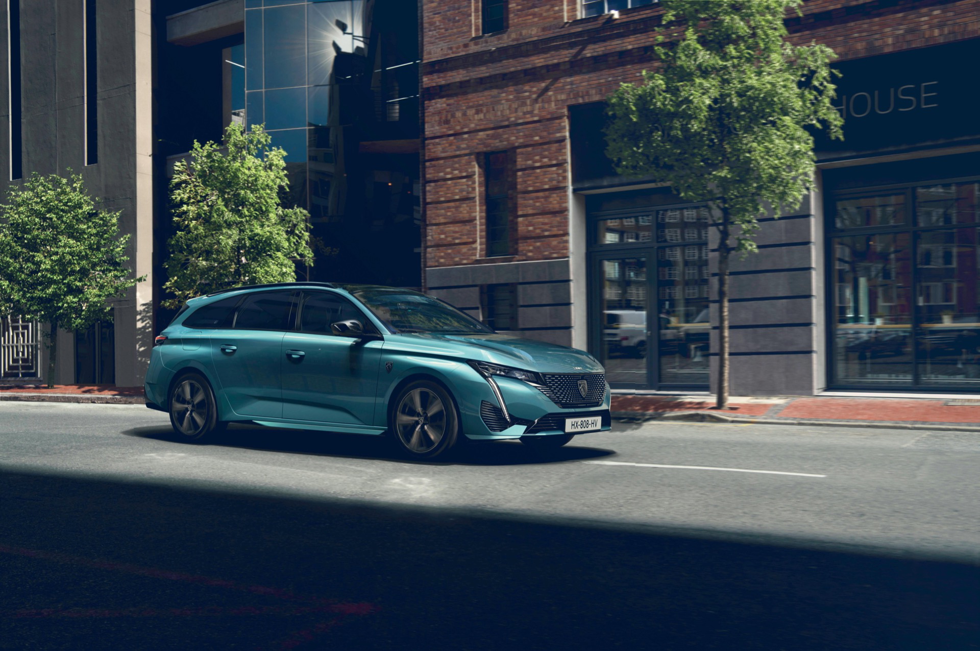 Peugeot 308 SW 2024 destaca por su diseño atractivo y aerodinámico.