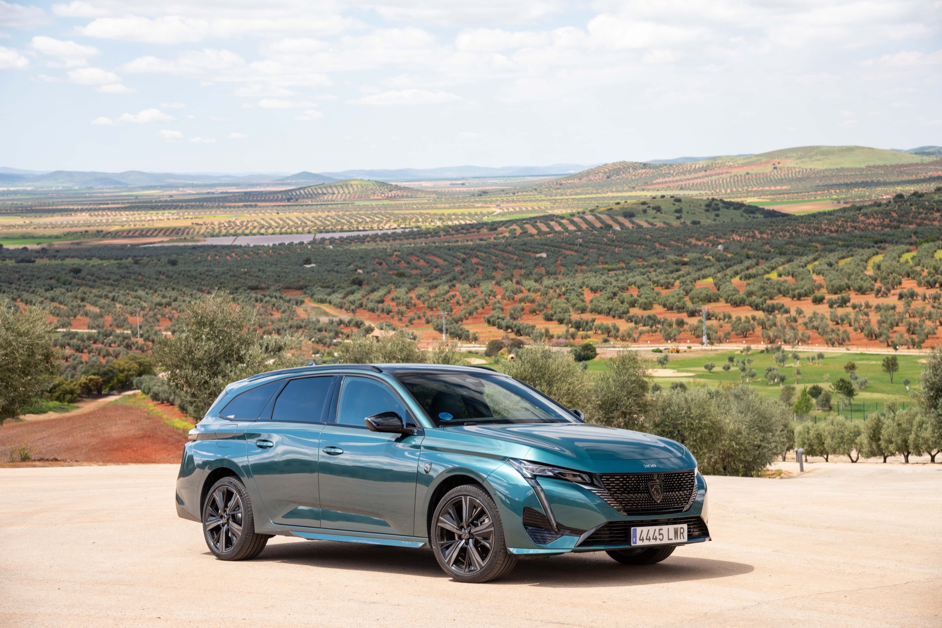 Nuevo Peugeot 308 SW 2024 destaca por su diseño atractivo y aerodinámico.