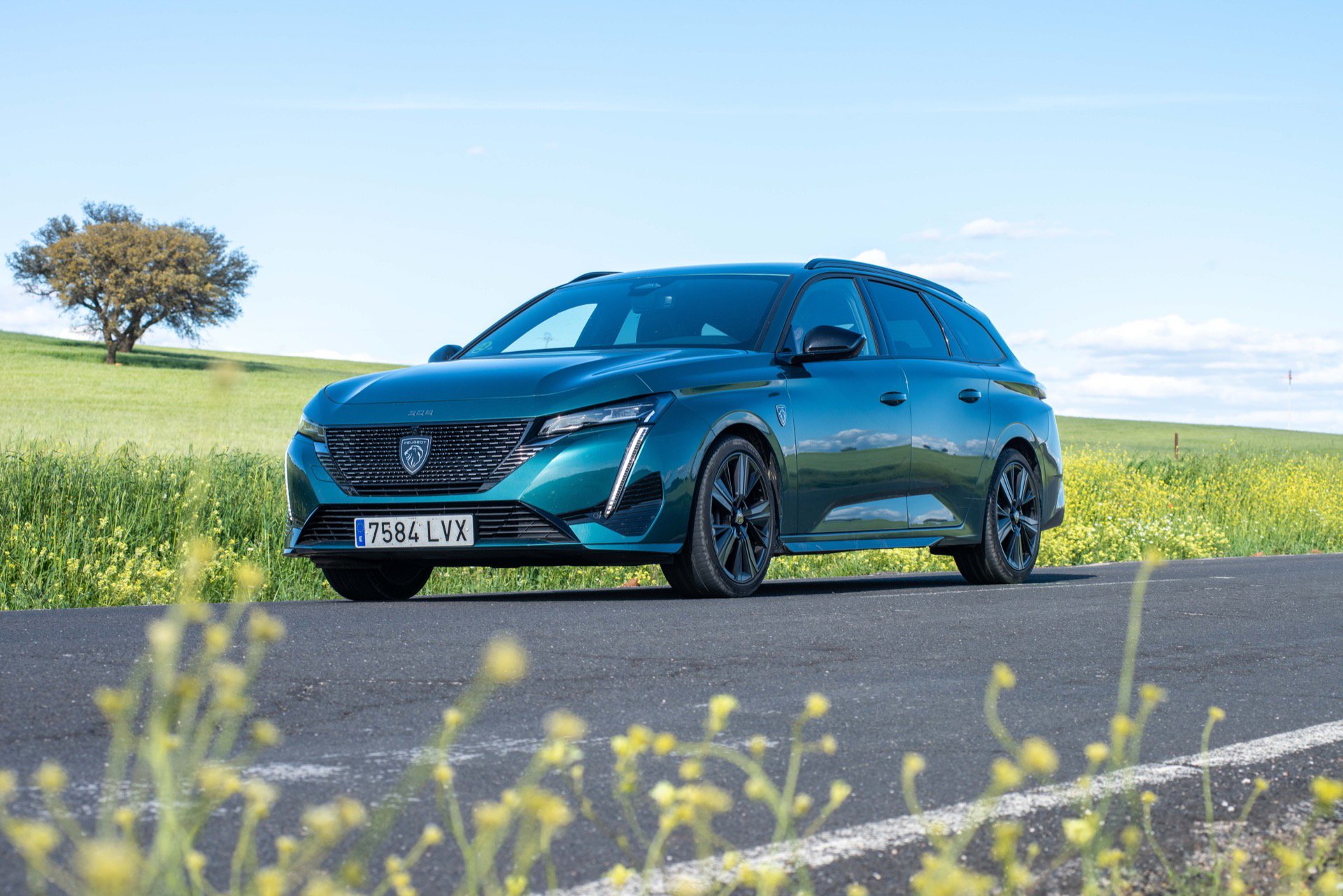 El Peugeot 308 SW 2024 destaca por su aerodinámica y diseño moderno.