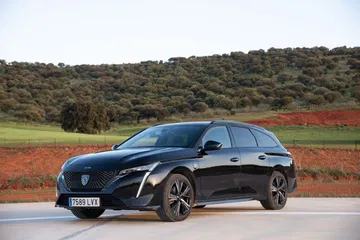 Peugeot 308 SW 2024, diseño moderno y elegante con acabados premium.