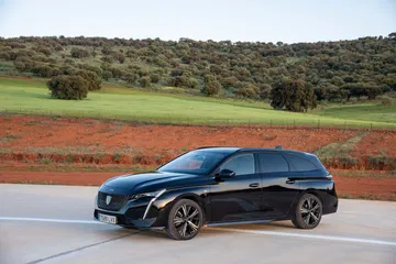 El nuevo Peugeot 308 SW 2024 combina diseño y funcionalidad con un amplio maletero.