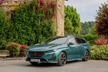 Peugeot 308 SW 2024, un familiar con elegancia y eficiencia al volante.
