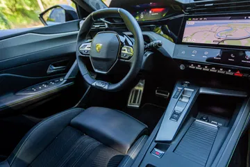 Vista del interior del Peugeot 308 SW 2024, que destaca por su diseño moderno y funcionalidades intuitivas.