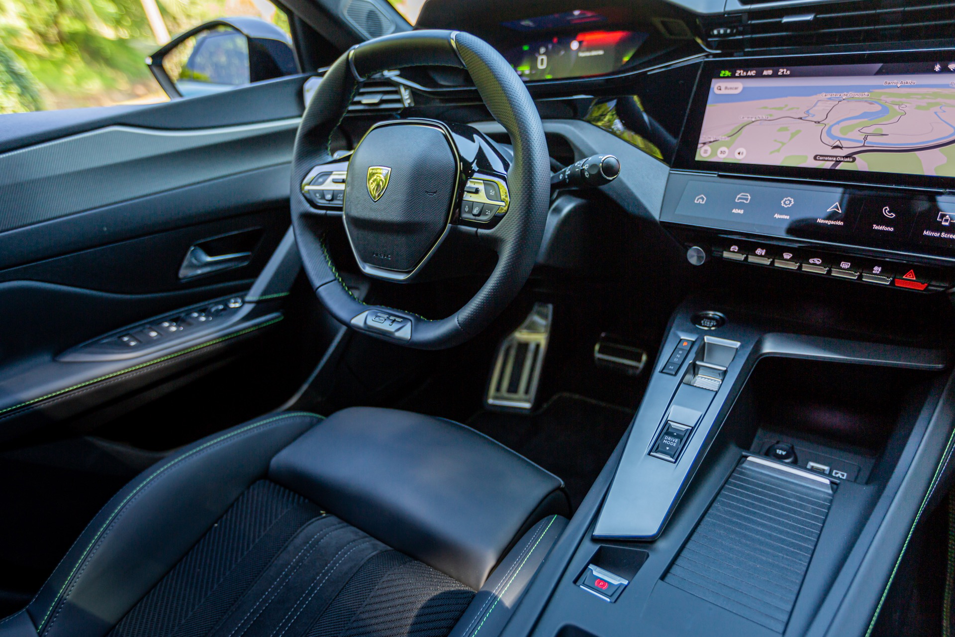 Vista del interior del Peugeot 308 SW 2024, que destaca por su diseño moderno y funcionalidades intuitivas.
