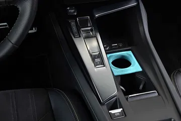 Vista del interior del Peugeot 308 SW 2024, con un enfoque en la consola central.