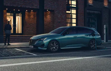 El Peugeot 308 SW 2024 destaca por su diseño moderno y aerodinámico.