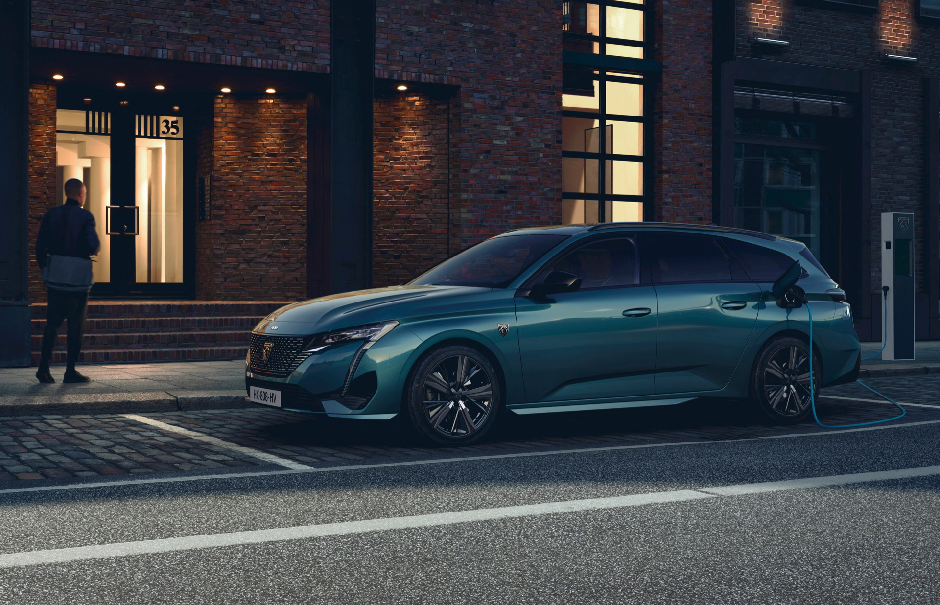 El Peugeot 308 SW 2024 destaca por su diseño moderno y aerodinámico.