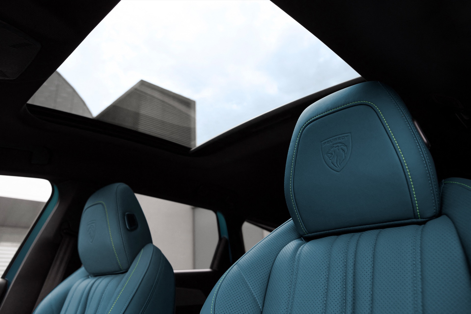 Vista del techo panorámico y asientos del Peugeot 308 SW 2024, destacando su diseño moderno.