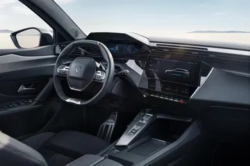 Vista del interior del Peugeot 308 SW 2024, con acabados modernos y funcionales.
