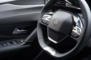 Vista del volante y controles del Peugeot 308 SW 2024, destacando su diseño moderno y funcional.