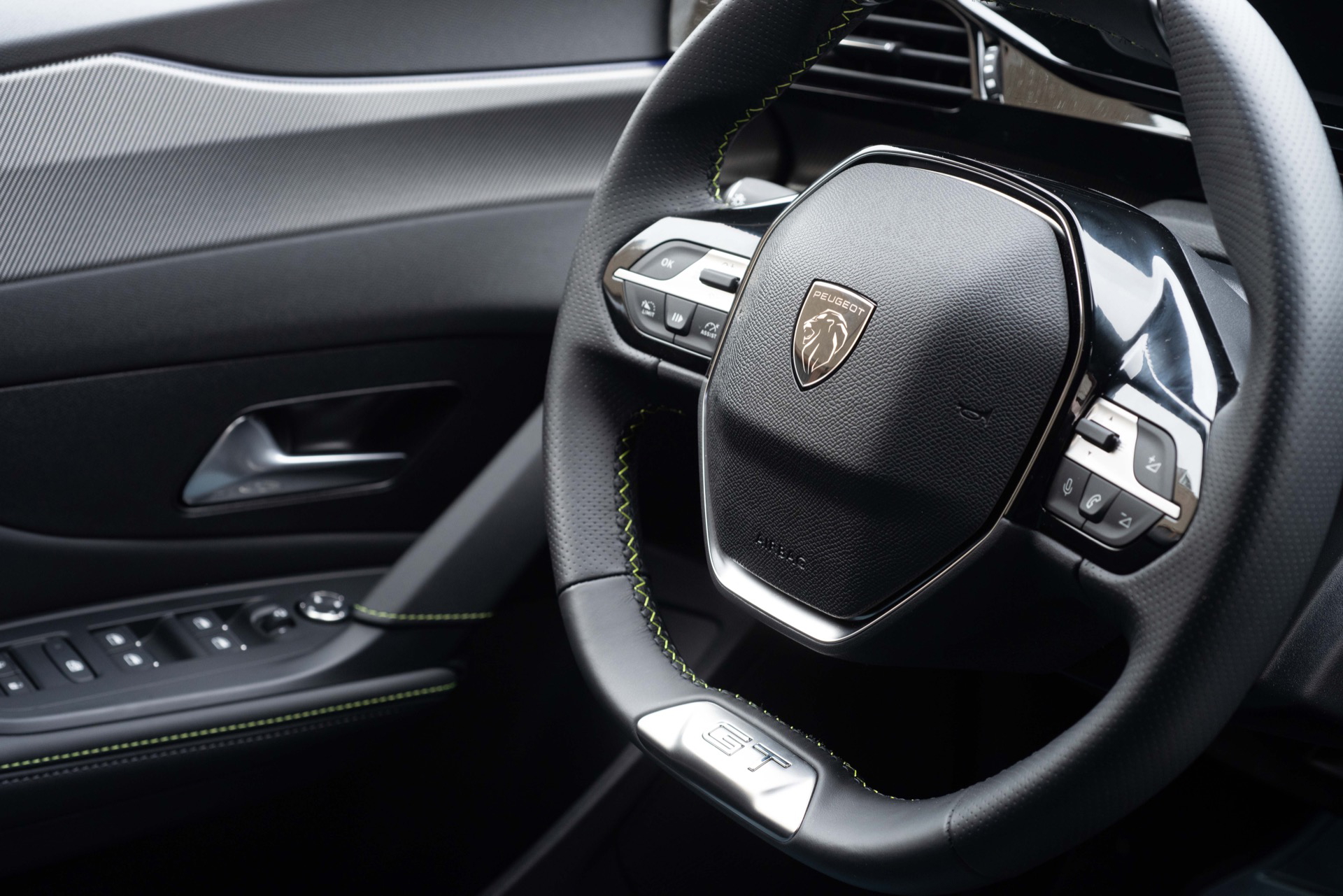 Vista del volante y controles del Peugeot 308 SW 2024, destacando su diseño moderno y funcional.