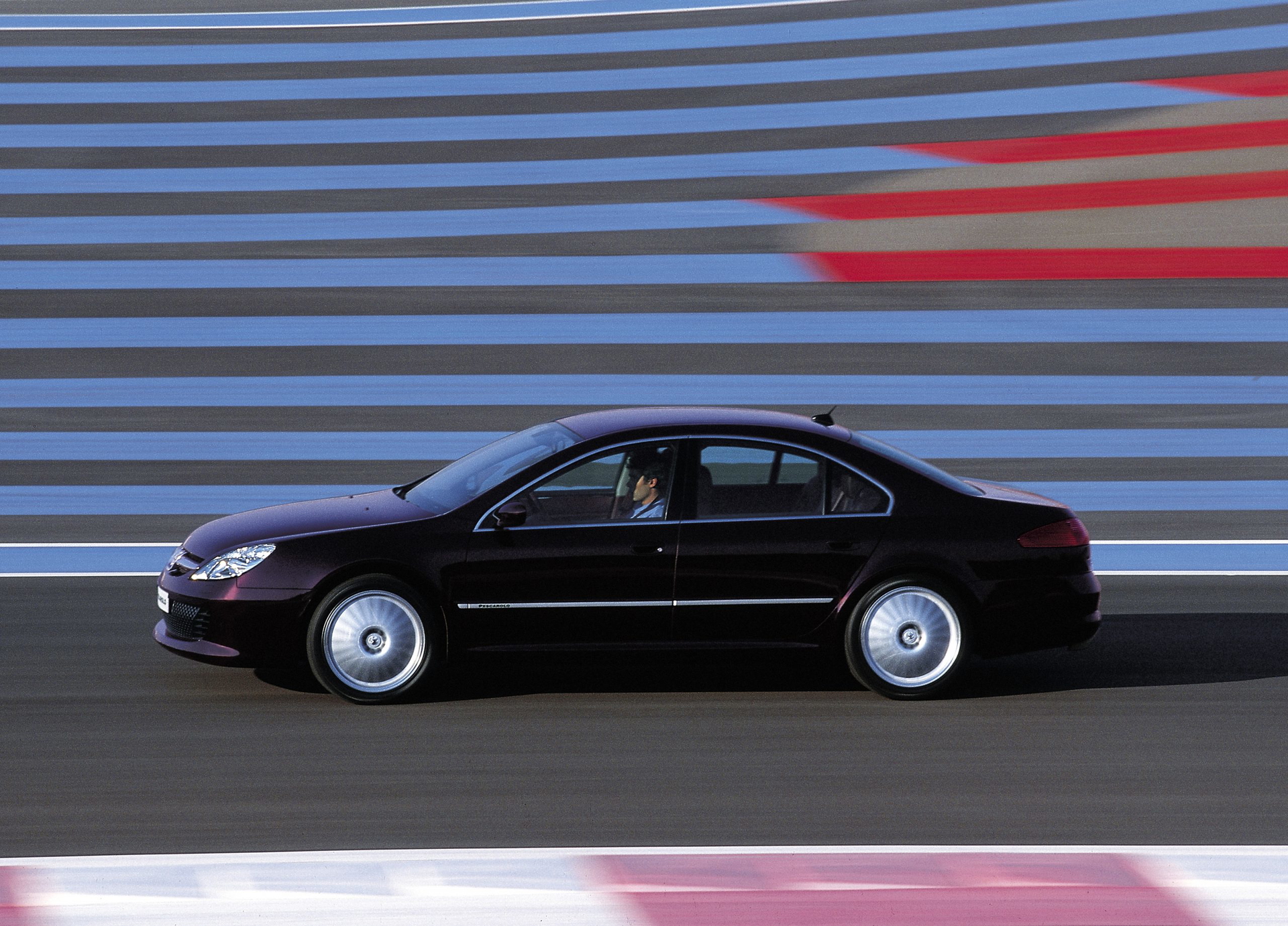 El Peugeot 607 Pescarolo Concept combina elegancia y deportividad en su diseño.