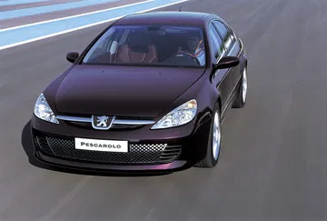 Vista dinámica del Peugeot 607 Pescarolo, con un diseño elegante y aerodinámico.