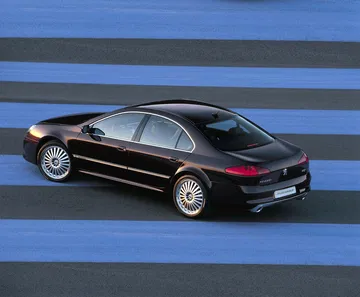 Vista del Peugeot 607 Pescarolo Concept mostrando su elegante diseño.