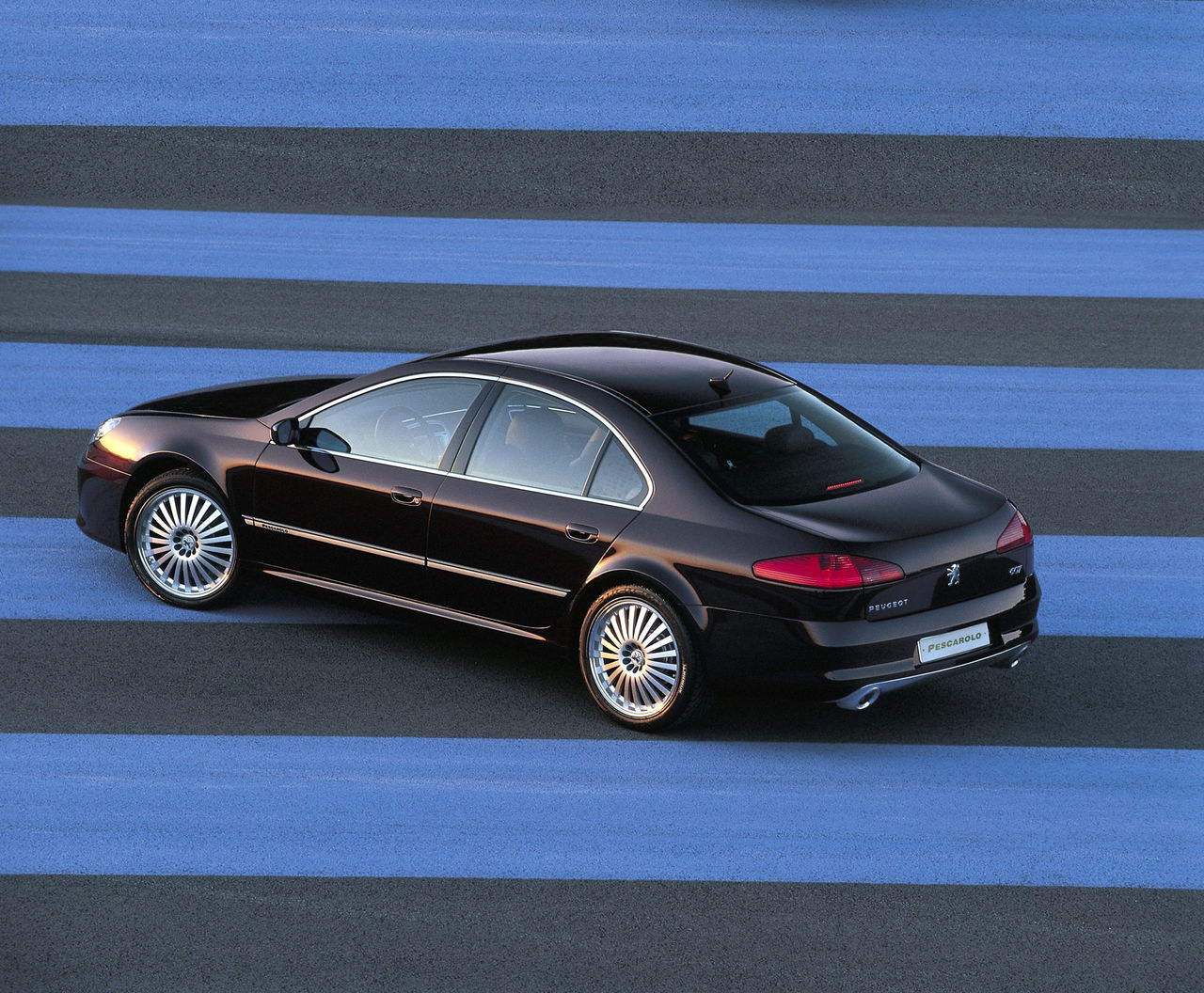 Vista del Peugeot 607 Pescarolo Concept mostrando su elegante diseño.