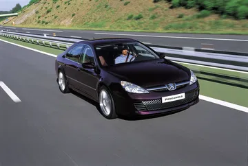 El Peugeot 607 Pescarolo Concept destaca por su diseño aerodinámico y elegante.