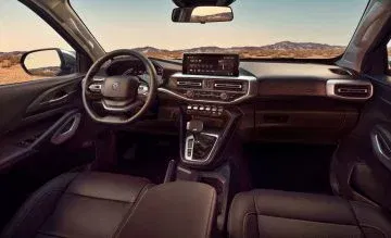 Cabina del Peugeot Landtrek que destaca por su diseño funcional y cómodo. Cabina del Peugeot Landtrek que destaca por su diseño funcional y cómodo.