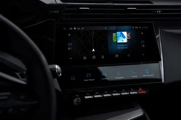 Pantalla de infoentretenimiento del Peugeot 308 PHEV, con un diseño moderno y funcional.