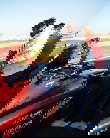 Carlos Sainz estudia los detalles del Ferrari en Fiorano.