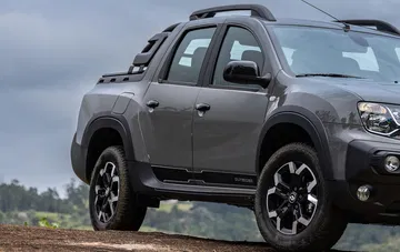 Renault Duster Oroch Outsider en un entorno natural, destacando su robustez y diseño.