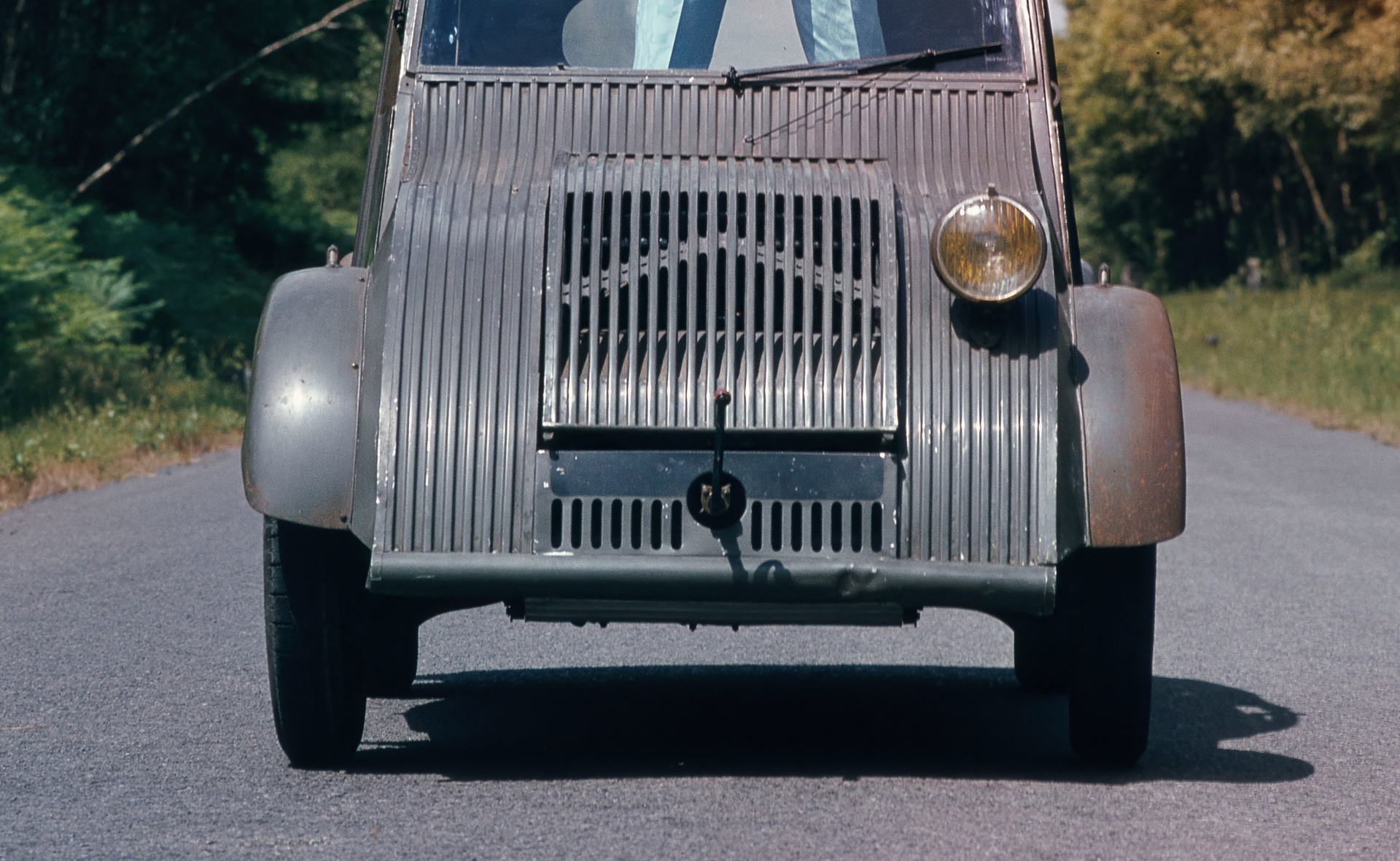El Citroën 2CV primigenio presenta un diseño único con un solo faro.