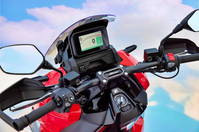 Cabina moderna de la Honda ADV350 con pantalla de navegaci&oacute;n y controles accesibles.
