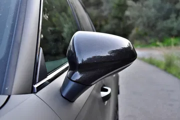 Vista detallada del retrovisor, elegante diseño que resalta la aerodinámica del Cupra León.