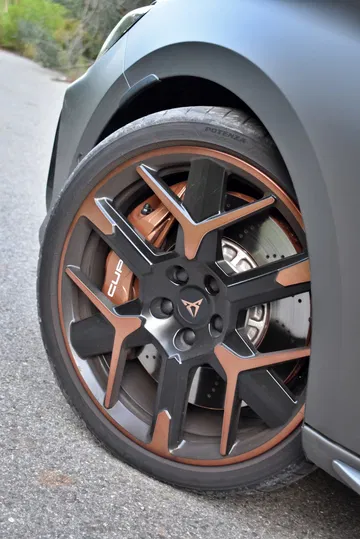 Detalle de la llanta del Cupra León 2024, fusionando diseño y rendimiento.
