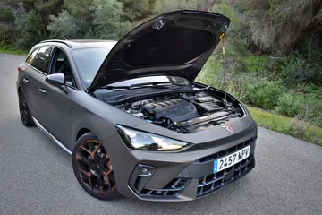 El Cupra León 2024 combina un diseño agresivo con un motor potente, ideal para los amantes de la conducción.