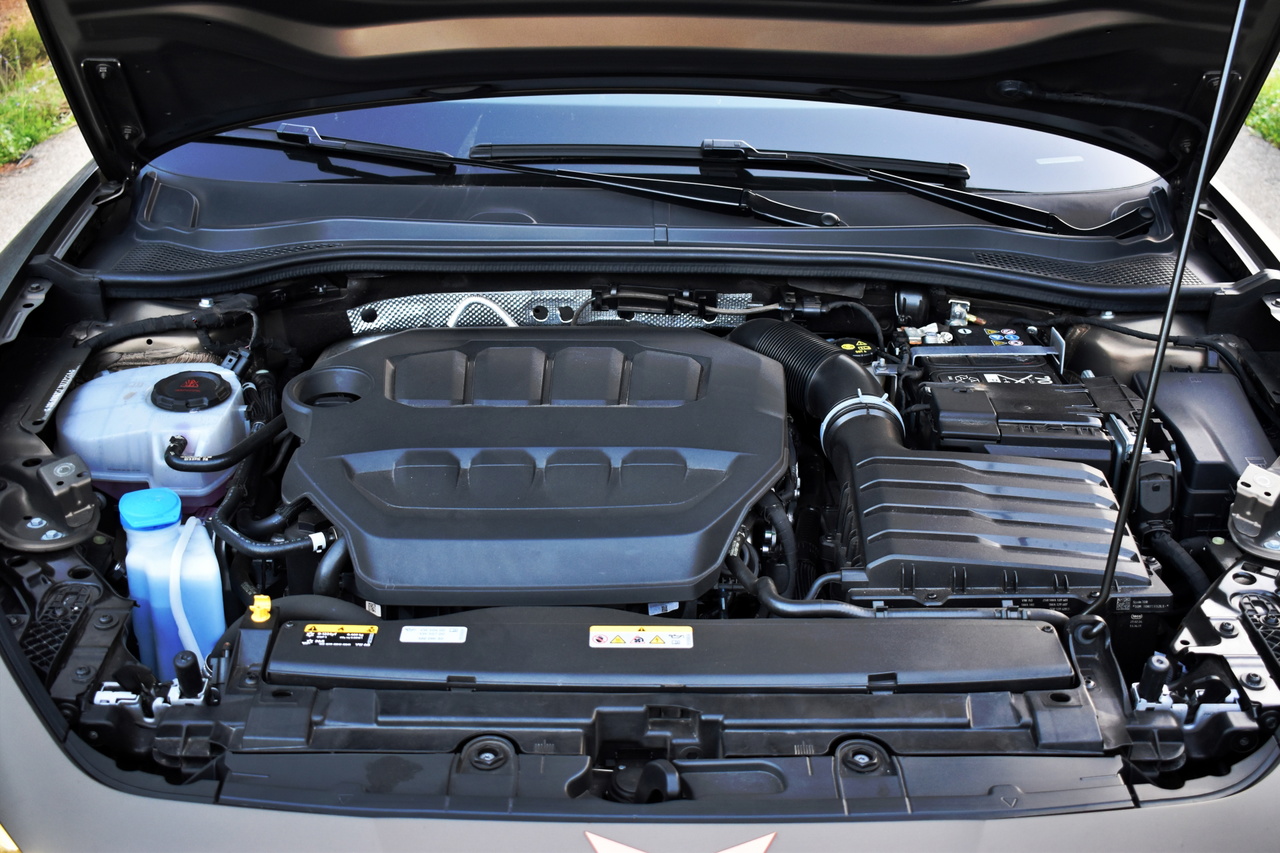 El motor del Cupra León demuestra su potencia y tecnología avanzada.