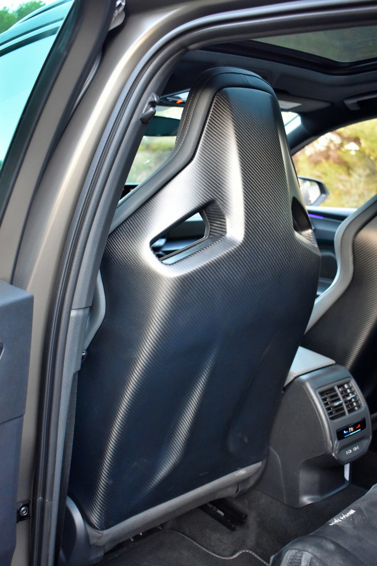 Vista del maletero del Cupra León 2024, destacando su capacidad y diseño funcional.