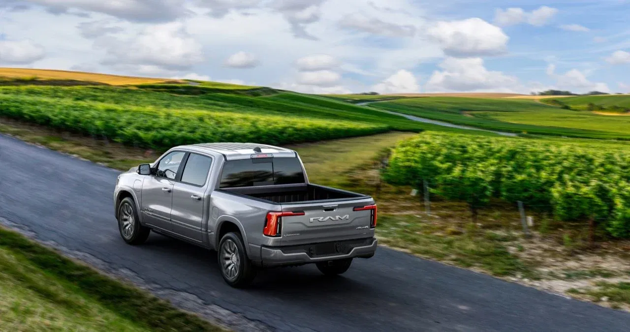 El Ramcharger, un 4x4 robusto, demuestra su capacidad en terrenos variados. El Ramcharger, un 4x4 robusto, demuestra su capacidad en terrenos variados.