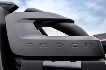 Detalle del emblemático logotipo Oroch, símbolo de robustez en este 4x4.
